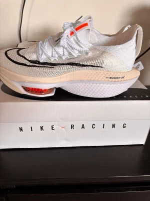 Nike ZoomX Vaporfly Next% vita sneakers - Helt ny aldrig använd. Skriv gärna för fler bilder eller info🙌🏼