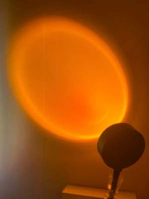 Sunset Lampa - En Sunset Lamp i färgen Orange! Den är helt ny och inte använd men blev däremot skadad under transport (har inkluderat bild för att visa). Det påverkar inte färgen eller ljuset men man kan höra att något är löst när man rör runt med lampan. Den har endast en färg vilket är anledningen till att jag säljer den men den är perfekt mysbelysning! 