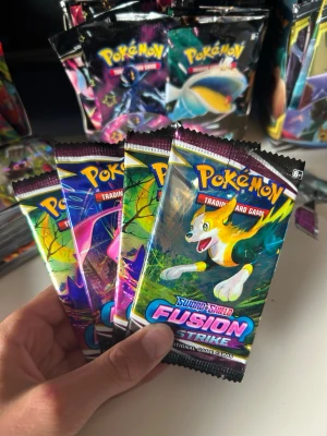 Pokémon Fusion Strike boosterpack - Säljer flerO öppnade Pokémon packs.                      1pack=89kr.       5packs=399kr.     10packs=600kr alla packs ca 30 st =1300kr