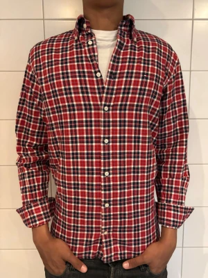 Flanell skjorta  - Hallå! Säljer denna otroligt stiliga flanell skjorta perfekt nu till sommaren! Modellen är ca 189 cm lång, skriv gärna vid intresse eller funderingar! 
