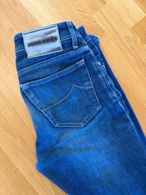 Jacob Cohen Jeans - Ett par sjukt snygga Jacob Cohen jeans. | Jeansen är väldigt använda men har mycket kvar att ge, snygg färg och snygga detaljer. | Hör av er vid frågor!🌟