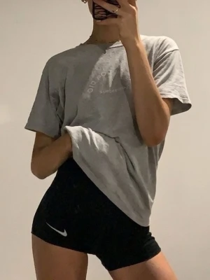 Svarta Nike Pro träningstights shorts - Säljer dessa sjukt snygga Nike Pro shorts då dem tyvärr inte passar mig. Passar XS-S. I mycket bra skick. Hör av er vid frågor <3
