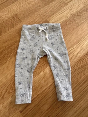 Bebisbyxor stl 68 - Byxor från Tumble ’n dry i storlek 68.  Lite noppriga, men annars i jättebra skick.  95%bomull, 5% elastan.   Från djur- och rökfritt hem.  Tvättad med parfymfritt tvättmedel, inget sköljmedel. ☺️