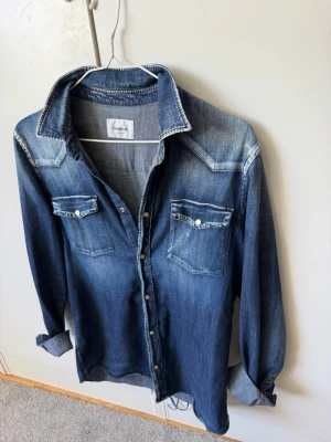 Dondup skjorta - En helt sjukt snygg Dondup jeansskjorta i mycket bra skick. | Riktigt snygg tvätt som passar till allt, perfekt till sommaren med shorts. | Modellen är 180!🌟