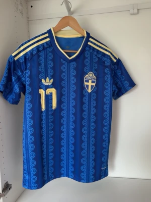 Sverige matchtröja - 2026 VM - Sverige Matchtröja - 2026 VM - Victor Gyökeres 17 - storlek S - skick 10/10 - fraktas dagen vid köp. Är du intresserad av fler tröjor checka profilen. Kärlek och repekt!!