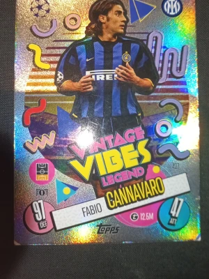 Match Attax Vintage Vibes Cannavaro - Samlarkort från Topps Match Attax med motiv av Fabio Cannavaro i Inter-tröja. Kortet har holografisk yta, färgglada retrodetaljer och texten 'Vintage Vibes Legend'. Perfekt för fotbollsfans och samlare.