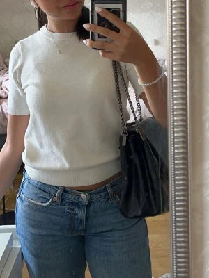 Vit stickad kortärmad topp H&M  - Snygg vit stickad topp från H&M i storlek XS