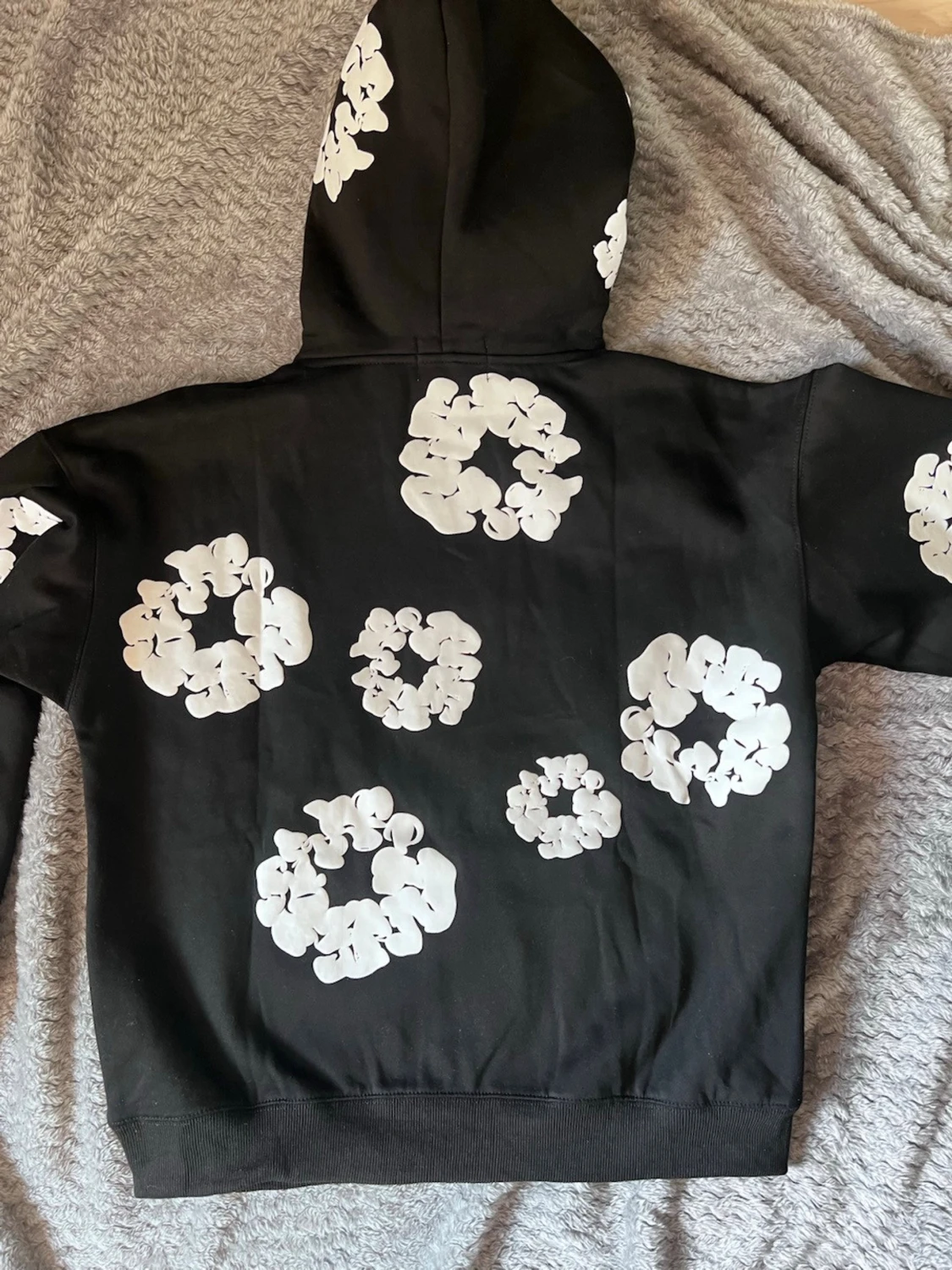 Svart hoodie med vita blommönster - 3