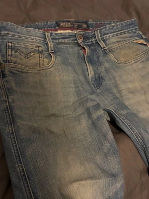 Replay Anbass - Schyssta replay anbass i bra skick, ett minimalt hål vid gylfen (bild 4), hålet märks inte men vill inte sälja nåt till köparen utan att den vet vad den får. Men ett par riktigt snygga jeans