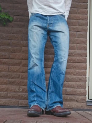 Jack & Jones vintage bootcut jeans  - Jack & Jones vintage bootcut jeans i mycket bra skick, inga defekter! Storlek W34 L32 och passar bra för dig som är mellan 175-180 eller för dig som har dessa mått på jeans. Hör av er vid frågor 🙌  Se mått nedan:  Midja: 43 cm  Längd: 104 cm  Benöppning: 24 cm