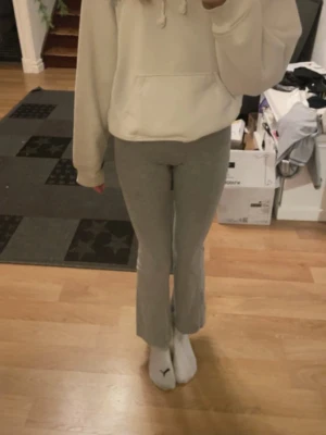 Grå utsvängda leggings - Snygga grå leggings med utsvängda ben och hög midja. Mjukt och stretchigt material som sitter skönt på kroppen. Perfekta för en avslappnad och trendig look.