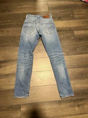 G Star Raw Jeans 3301 - Jeans från G star. 3301 slim tapered. Riktigt snygg modell. Lite osäker vad det är för storlek men är nästan säker på 27/32. Bara att skriva vid ev. frågor! 