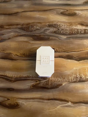 Kayali |81 vanilla parfym   100ml. Oöppnad! - Kayali |81 vanilla  parfym. En åttakantig kartong med guldiga detaljer. Förpackningen har en modern och lyxig känsla och är tillverkad av kartong. Perfekt för dig som gillar exklusiva dofter och snygg design.