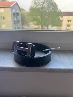 H.ermes bälte - Fraktar inom 24 timmar. Kommer med hålslagare och h.ermes armband