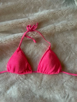 Bikinitopp calzedonia - Säljer denna jättefina oanvända neonrosa bikinitopp från calzedonia! 