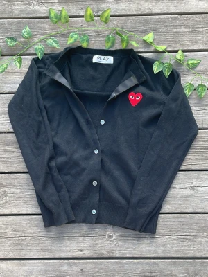  Comme des Garçons Play cardigan - Tja! Jag säljer en svart cardigan från CDG, rätt liten, sitter slim fit. Storlek xs. Pris går att diskuteras! Hör av er