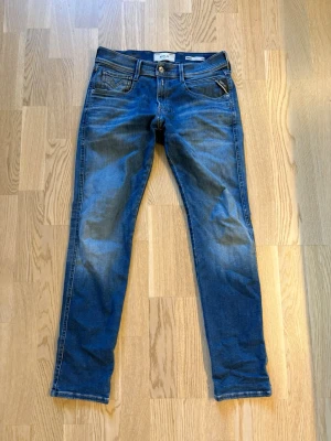 Replay Anbass Jeans - Snygga Replay Anbass jeans i bra skick. Lätt att kombinera med sin outfit och funkar till nästan allt. Nypris 1899 kr hos replays hemsida mitt pris 599 kr. 