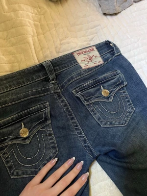 true religion jeans - Säljer ett par true religion jeans i medium blå, orginal pris på Carling 1399kr. I fantastisk skick!💓[Köp båda mina true religion jeans för 1500kr istället för 2698kr!!]