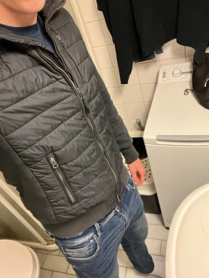 Parajumper cardigan  - Snygg para jumper cardigan storlek S passar längderna 165-180cm ett ytterst litet hål på ryggen  