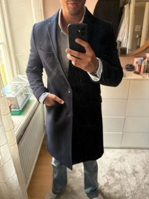 Nova Fides x H&M - Kappa/trenchcoat som är gjord av Nova Fides x H&M från Italien.  Materialet är en ull-cashmere mix och därav är den i otroligt fint och lyxigt material.  Storlek - Står ej men sitter som en Medium.