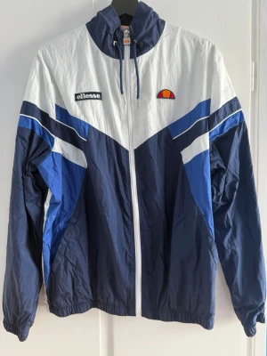 Ellesse retro vindjacka  - Snygg retro vindjacka från Ellesse i blått och vitt. Priset är inte hugget i sten!