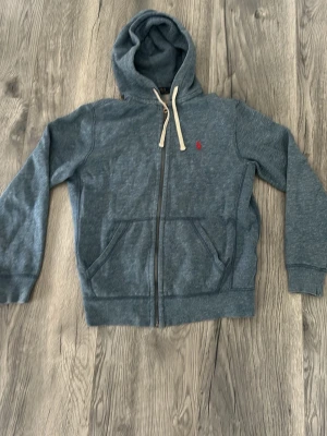 Blå zip-hoodie från Polo Ralph Lauren - Snygg blå hoodie i storlek S (passar xs) med dragkedja från Polo Ralph Lauren. Jag är 178 och den är lite lite för liten men annars är den perfekt. Hör av er vid frågor!🙌