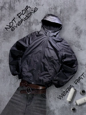 Northface Vindjacka med foder - Snygg svart vindjacka med huva och dragkedja framtill. Jackan har två sidofickor och är tillverkad i ett lätt, vattenavvisande material som ger en sportig look. Perfekt för dig som gillar streetwear och vill ha en stilren jacka till vardags.