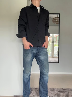 East West overshirt - Riktigt snygg svart overshirt från East West. Storleken är M. Tveka inte på att höra av dig vid eventuella frågor och funderingar!😊✌️