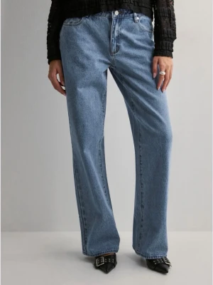 Blå raka jeans med låg midja  - Säljer ett par klassiska blå jeans med rak passform och hög midja. Jeansen har fem fickor, gylf med dragkedja och knapp samt en avslappnad look. Nypris 1000kr. Mycket bra skick! 