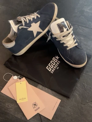 Golden goose skor - Tja tja! Säljer nu mina riktigt snygga blåa sneakers från Golden Goose i storlek 45 men passar även som 44. Säljer dem pågrund av att jag tröttnat på dem och vill bli av dem kvickt. Skick 9/10. Om du är intresserad så tveka inte på att skriva👍😁