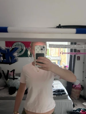 Ljusrosa basic t-shirt  - En enkel och stilren ljusrosa t-shirt. Modellen är kortärmad med rund halsringning och har en normal passform. Perfekt att matcha med jeans eller kjol för en clean look.
