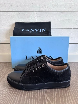 Svarta sneakers från Lanvin i mocka - Svarta Lanvins i storlek 41. Använda två gånger och säljer pågrund av att de är för små för mig. Vid snabb affär så kan priset diskuteras.
