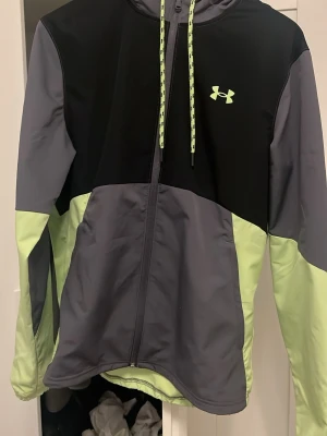 Under Armour vindjacka - Säljer nu min under armour vindjacka för jag gillar inte passformen så mycket. Den har inga skador kanske några små smuts fläckar där och där men inget allvarligt.  MÖTS BARA UP I GÖTEBORG ‼️‼️