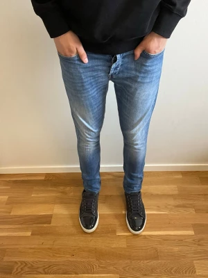 Dondup George Jeans - Tja, säljer nu dessa tvär feta Dondup Goerge jeans i mycket fint skick! Midja 40,5 cm, längd 95,5 cm! Hör av er vid fler frågor🤝