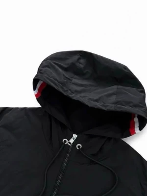 Moncler windbreaker  - Tjena👋 säljer min helt nya moncler windbreaker eftersom den passade inte mig. Jackan har fungerande nfc och är Size 2. Om du har några frågor kan du alltid skriva och priset kan diskuteras.
