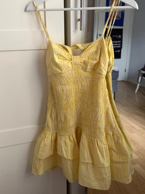 Populär Zara klänning gul - Så fin klänning från Zara. Helt slutsåld. Inte använd 