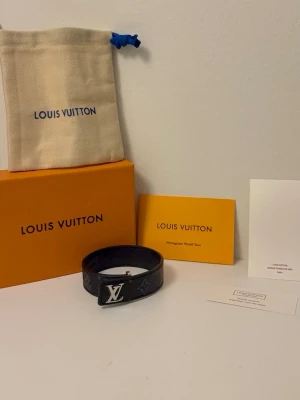 Fin svart armband - Säljer min fina armband som är oanvänd och i jätte bra skick.