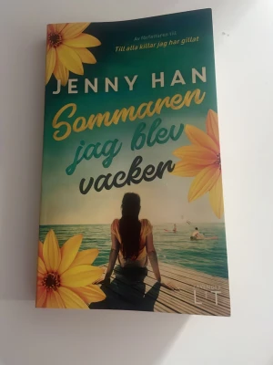 Sommaren jag blev vacker av Jenny Han - En ungdomsroman av Jenny Han med färgstarkt omslag i grönt, gult och blått. Boken handlar om Belly och hennes somrar vid havet, fyllda av vänskap, kärlek och förändring. Perfekt för dig som gillar romantik och coming-of-age berättelser.