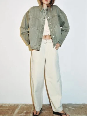 Oversized grön jeansjacka - Trendigt oversized jeansjacka i ljusgrön tvätt med klassisk krage och stora framfickor. Jackan har knäppning framtill och avslappnad passform som ger en cool och avslappnad vibe. Perfekt att slänga över en crop top eller klänning.