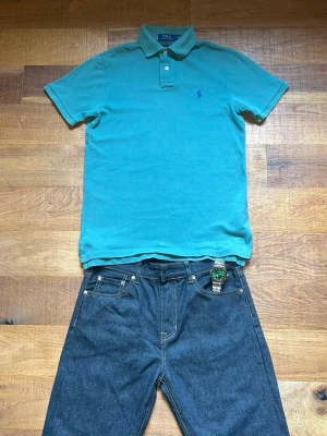 Ralph Lauren Piké Herr Small Olivgrön Slim Fit - Clean Ralph Lauren piké i riktigt fräsch grön färg.  Perfekt basic till old money/preppy fits. Bra skick och enkel att styla. Size S.                     Kommer från ett rökfritt hem                                  Bundle deals finns