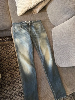 Replay herr jeans - Blå replay herr jeans modell Anbass slim fit. Storlek W29-L32. Använda enstaka gånger så mycket bra skick. 500kr. Finns i Mölndal och går bra att hämta. Kan också skickas men då står köparen för frakt. 