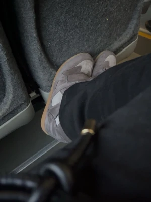 Liknande Isabel marant Grå sneakers med kardborreband - Snygga grå sneakers med flera kardborreband och detaljer i mocka och textil. Skorna har en låg profil och en klassisk gummisula i ljusbrunt. Perfekta för dig som gillar en stilren och enkel look. Passar 38-41