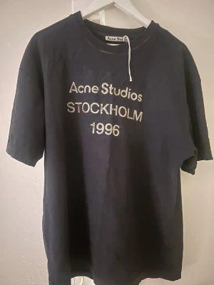  Acne Studios t-shirt - Acne studios t shirt iprincip helt ny! Storlek M men är i baggy fit passar L och kanske xl också! Fin tisha riktigt hög kvalitet. Marinblå/grå färg