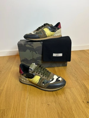 Valentino Rockrunner - Storlek: 43 | Skick: 9/10 | Nypris: Ca. 5500 kr | Ja, skorna är äkta | Skickas 24h inom köpets gång | Skriv vid minsta lilla | 