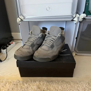 Jordan skor - Säljer dessa Jordan skor i en grå färg och storleken är 44, dom är använda men sparsamt och försiktigt. Hör av er vid funderingar 