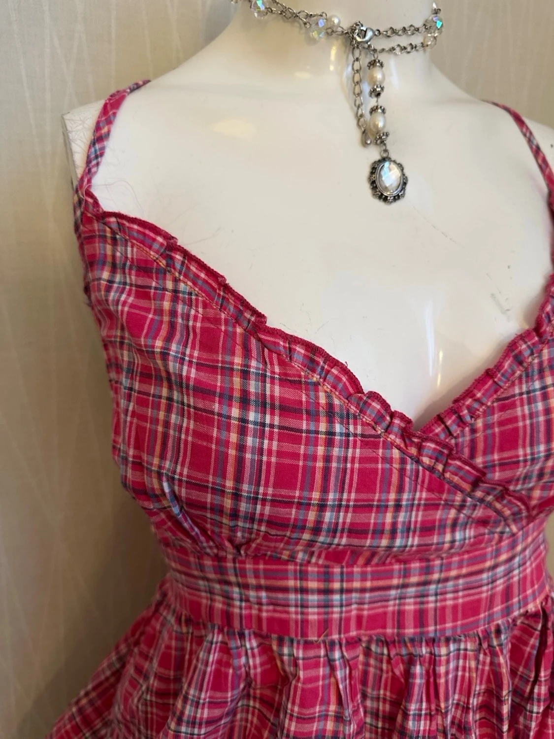 Rutig röd linnetopp med volang - 1