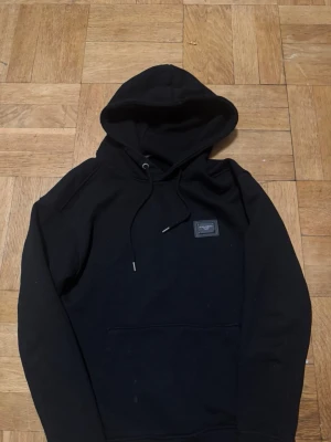 Dolce Gabbana hoodie - Säljer nu min dolce Gabbana hoodie pågrund av att den är lite för liten den är i väldigt bra skick och passar perfekt till alla stillar