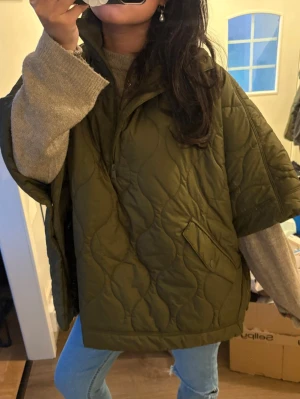 H&M Poncho  - Säljer denna populära ponchon fårn hm i storlek XS den är stor i storleken!💞