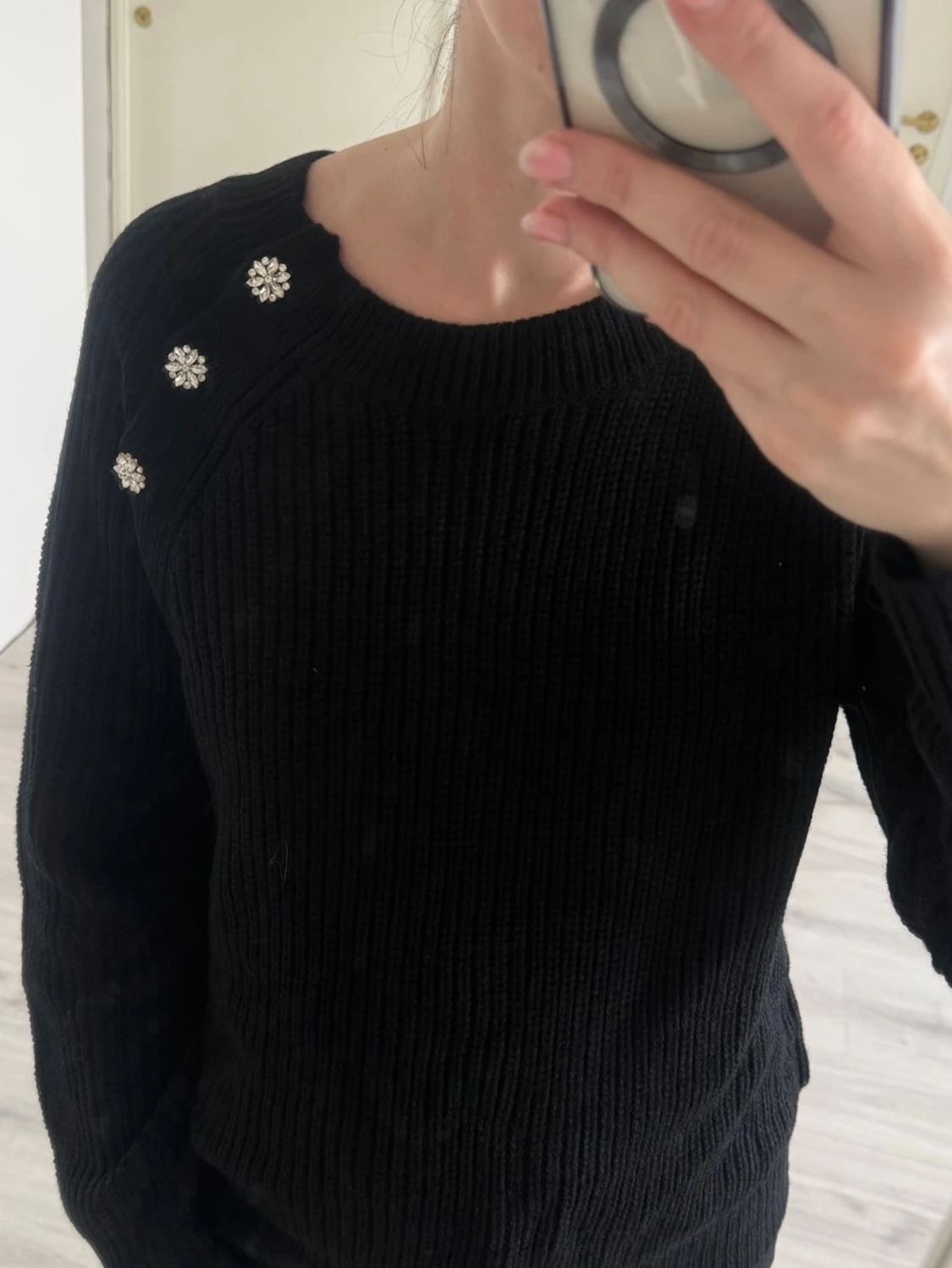 Svart stickad tröja med blommiga knappar - 1