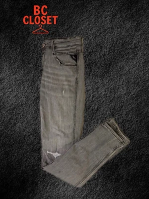 Grå Replay anbass jeans W30 L30 - Snygga grå jeans från Replay i modellen ”anbass” med sköna slitningar. Jeansen är i storlek W30/L32. Priset är diskuterbart, kontakta mig för alla frågor och funderingar! ✅🤝